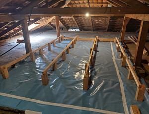 Zateplení stropu bungalovu pomocí foukané izolace